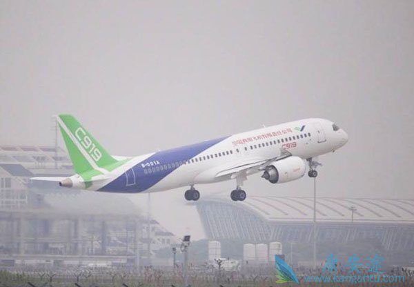 现场直击，国产新一代喷气式客机C919上海首
